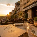 La terrasse Sainte Marie à Rocamadour, vue golden hour en terrasse