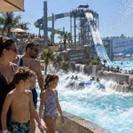 Aqualand cap d agde : famille devant toboggan aquatique