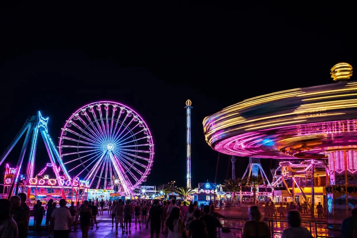 Luna Park Cap d’Agde illuminé le soir sur l’Île des Loisirs