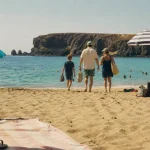 Plage cap d'agde : famille vers l’eau sur sable fin, Méditerranée